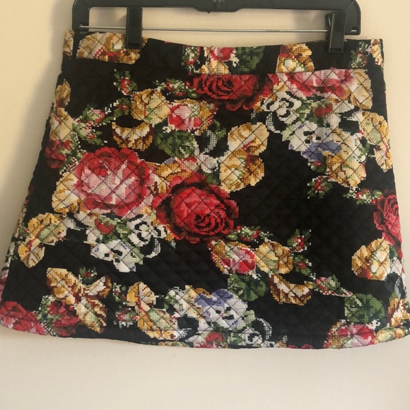 FOREVER 21 quilted mini flower skirt - Picture 3 of 6